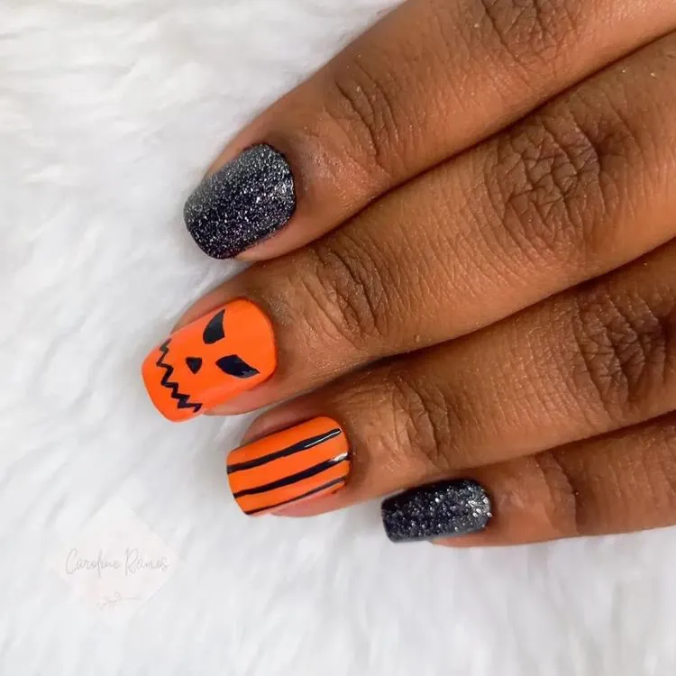 unha preta de glitter e laranja de halloween