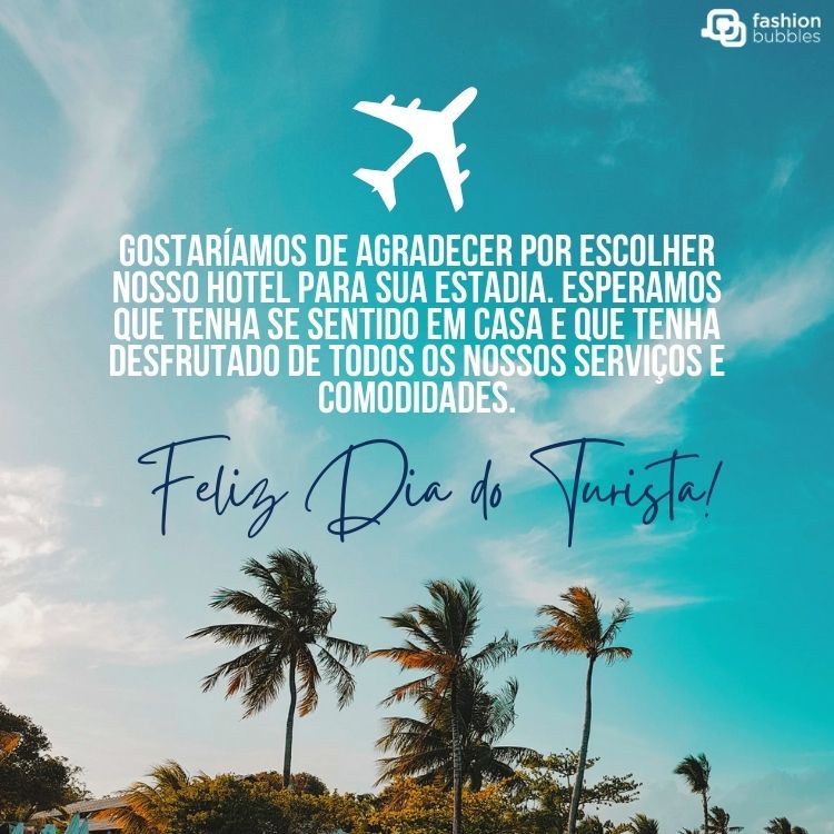Foto de céu azul com árvores ventando e frase "Feliz Dia do Turista! Gostaríamos de agradecer por escolher nosso hotel para sua estadia. Esperamos que tenha se sentido em casa e que tenha desfrutado de todos os nossos serviços e comodidades." e desenho de avião