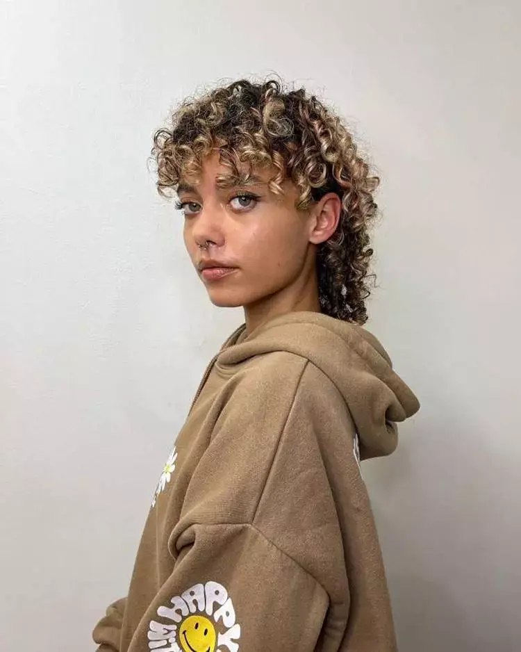 Mulher corte de cabelo mullet cacheado