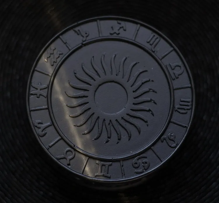 Zodíaco com ilustração dos 12 signos e um sol no meio