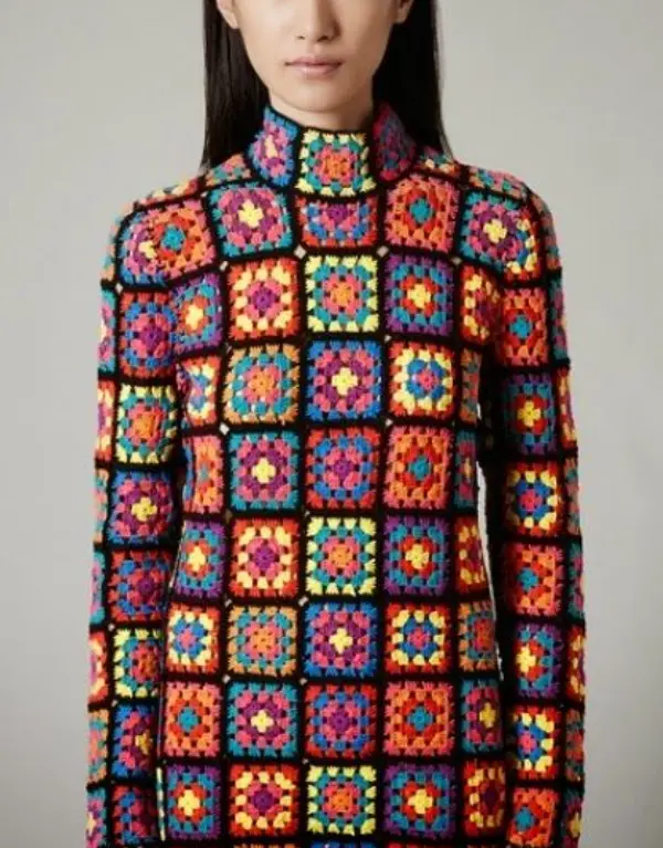Vestido crochê quadriculado gola alta e manga comprida Modelo usa vestido crochê gola alta