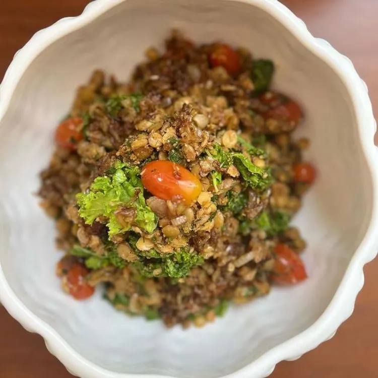 Um prato de lentilhas com legumes como opção saudável para as ceias de natal e ano novo
