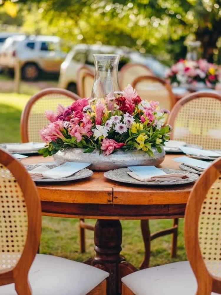 Centro de mesa de casamento com flores coloridas.