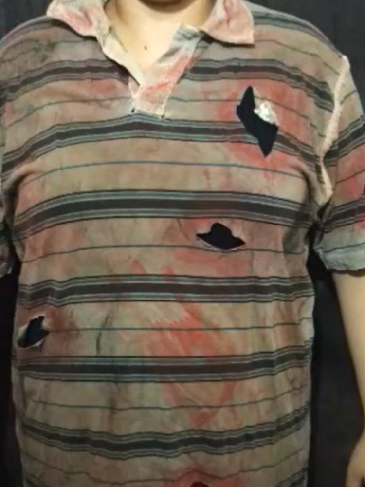 Pessoa de pele clara vestindo camiseta de zumbi 