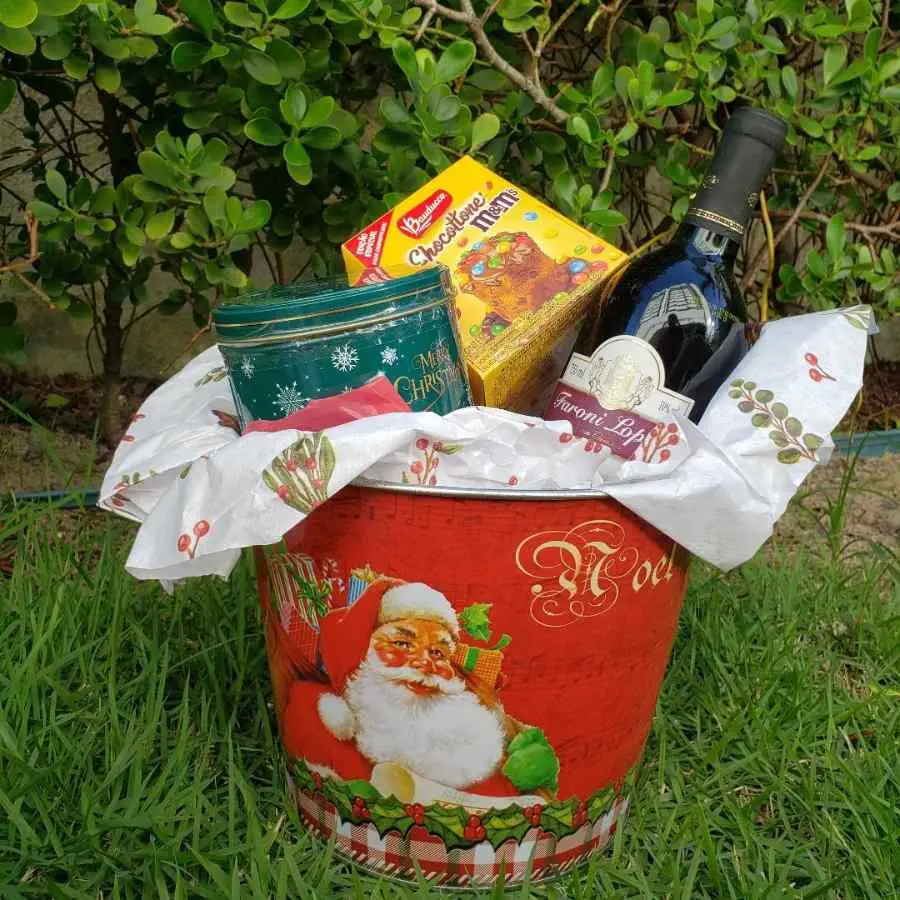 Foto de balde de natal com guloseimas e vinho 