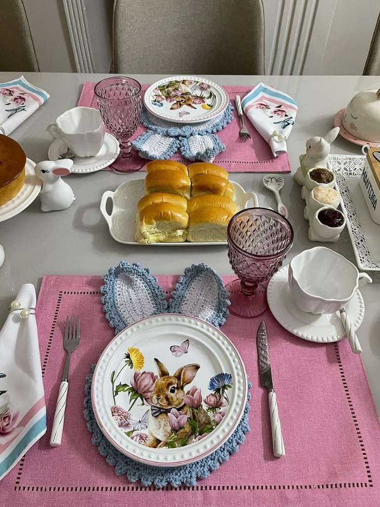 Mesa de Páscoa com sousplat de coelho, prato de coelho, coelho branco de enfeite e mais