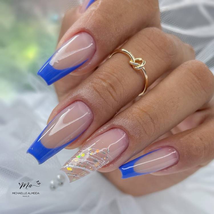 Unhas decoradas em tons de azul com glitter