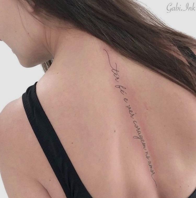 Frase "ter fé e ver coragem no amor" nas costas