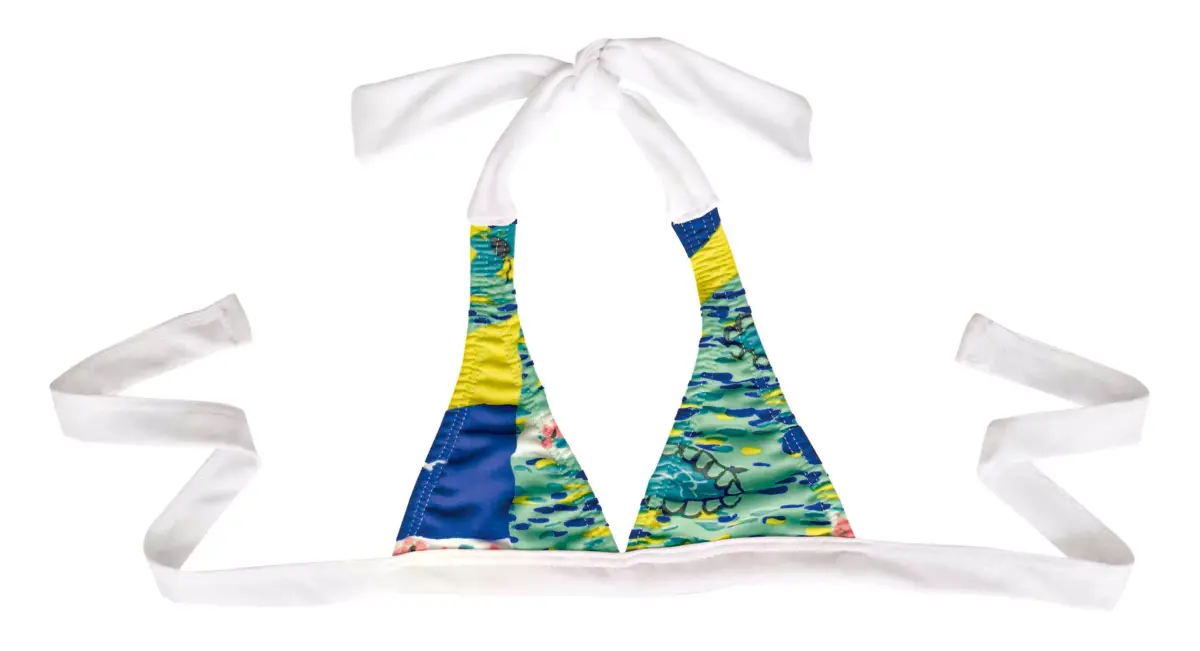 Top de biquíni estampado em verde, amarelo e azul.
