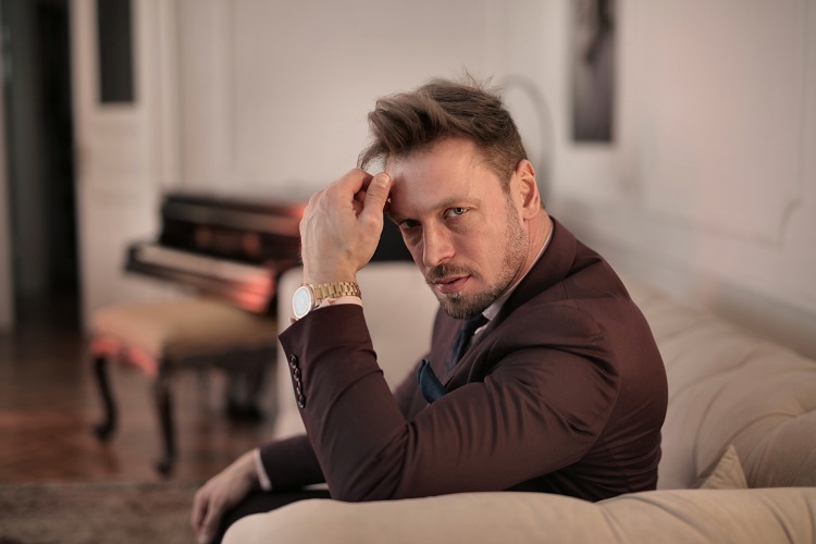 homem com corte de cabelo masculino 2021 com topete