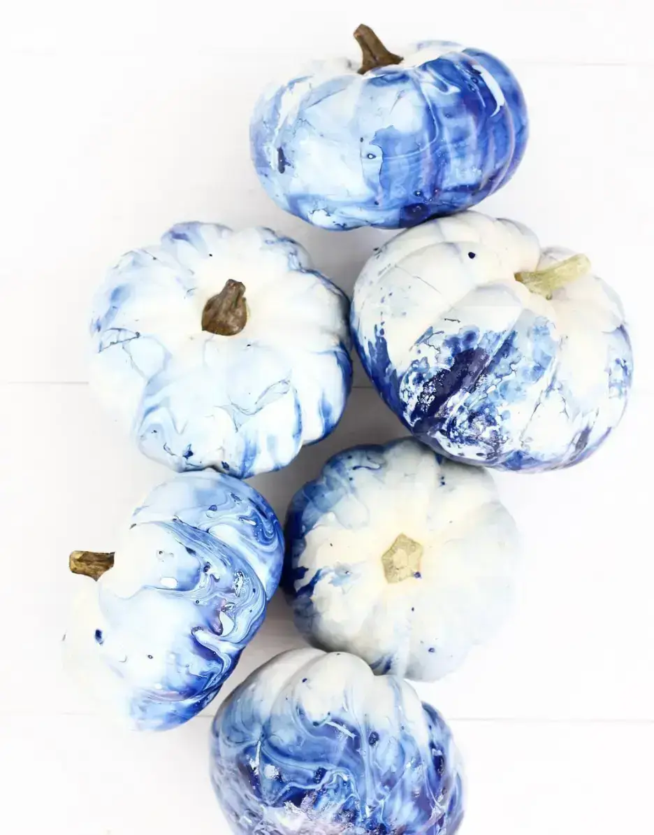 Foto de abóboras decoradas com tinta para o Halloween.