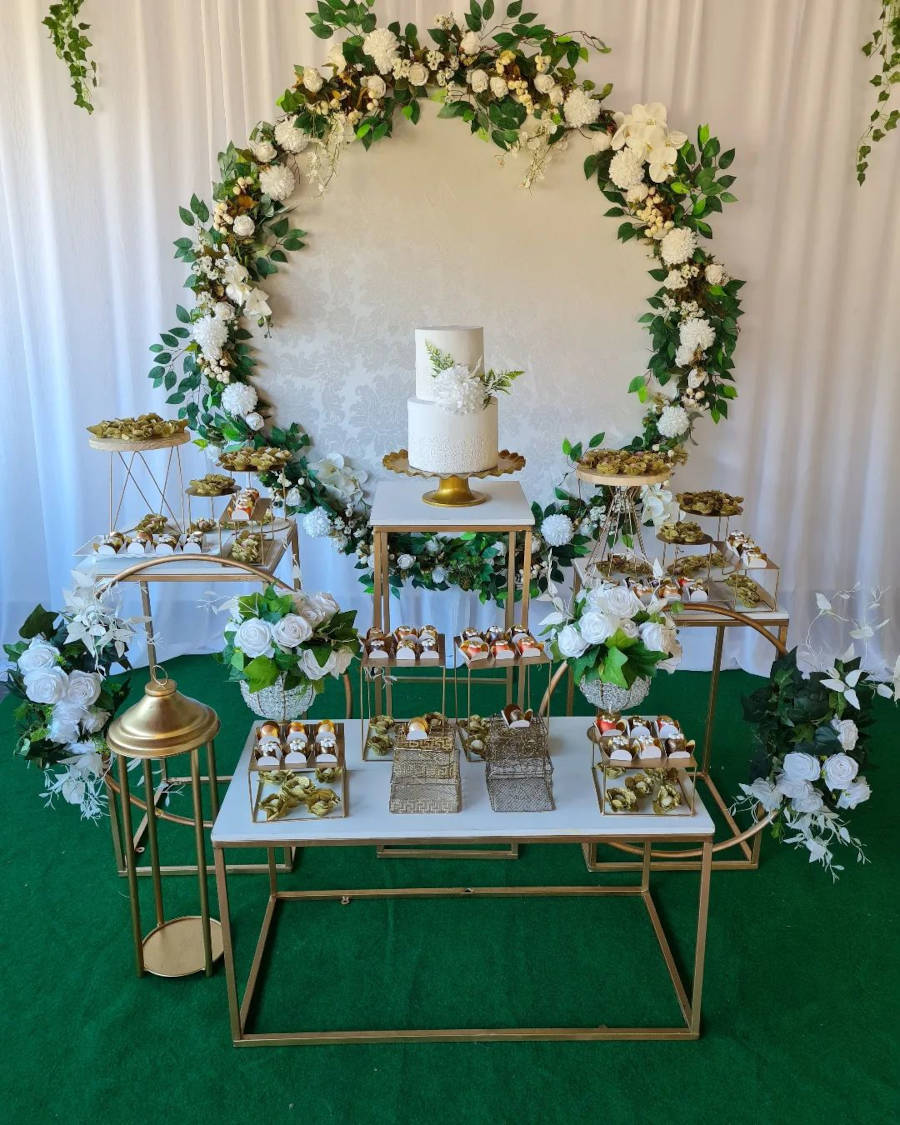Decoração de casamento simples com painel redondo com flores.