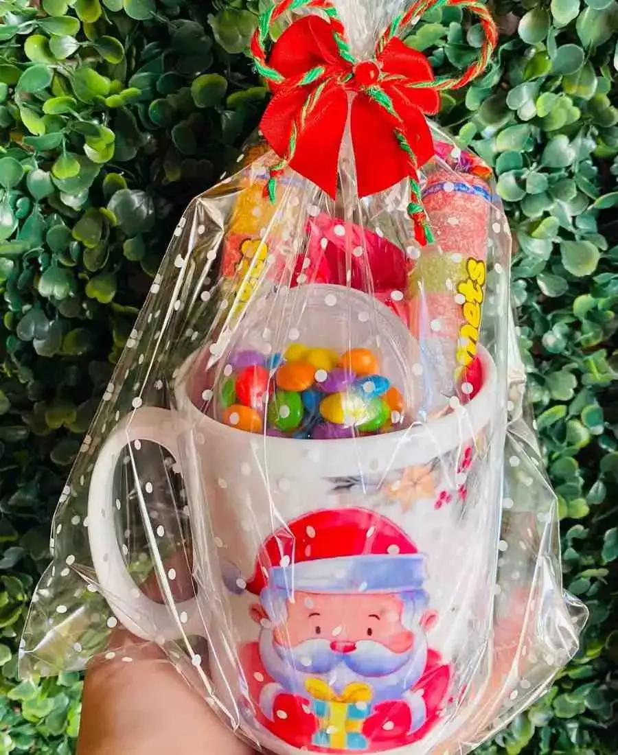 Foto de caneca com balas e chocolate.