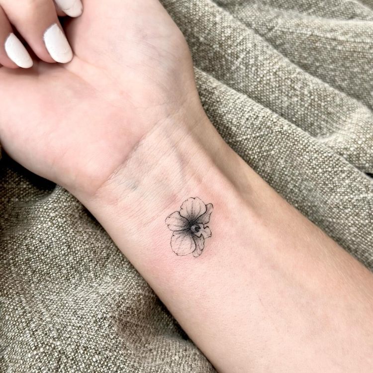 Tatuagem pequena de orquídea sombreada no pulso 