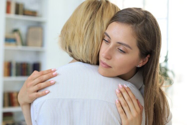 Duas mulheres se abraçando