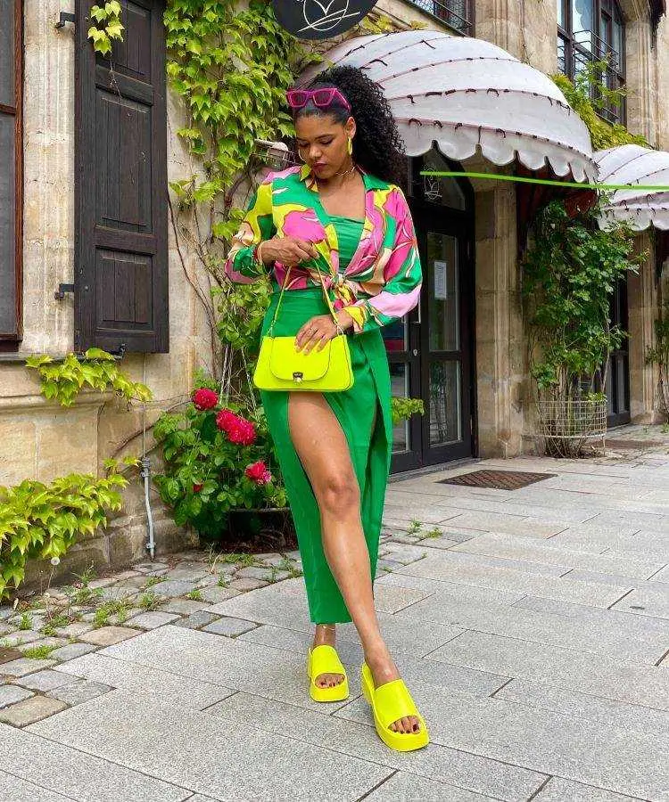 Vertido verde com camisa colorida amarrada, sandália e bolsa amarela, look para torcer pelo Brasil