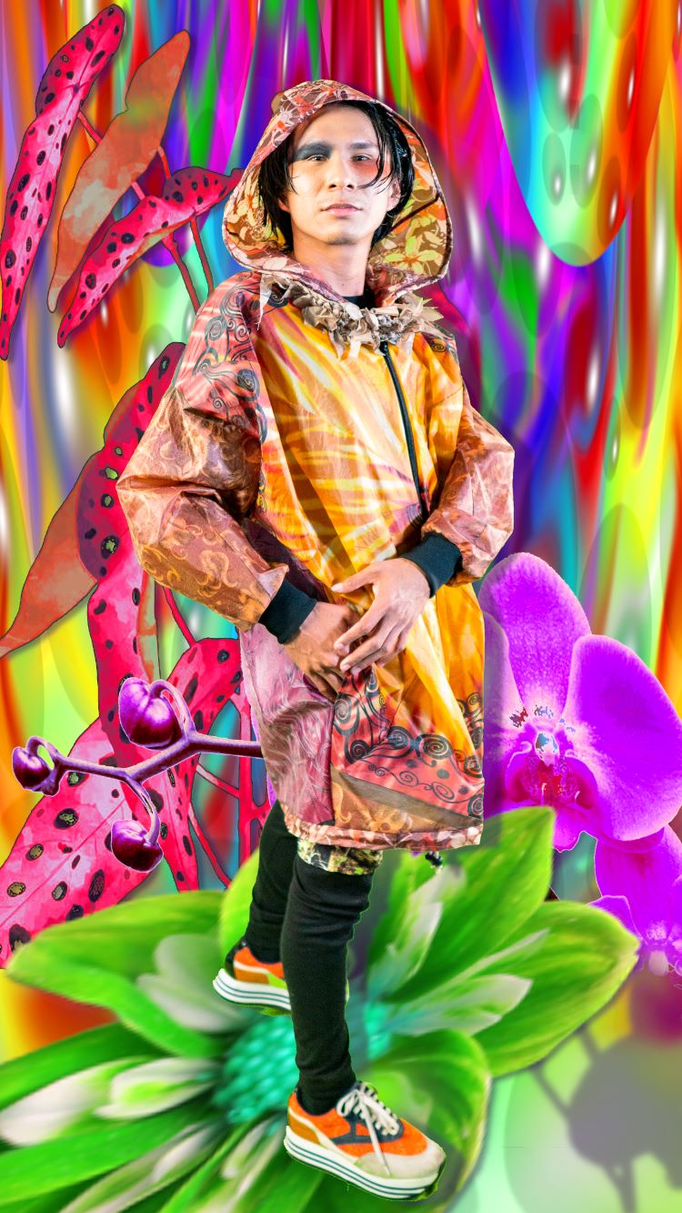 Flores Astrais na Brasil Eco Fashion Week- homem usa tênis, calça preta e capa de chuva estampada Flores Astrais na Brasil Eco Fashion Week