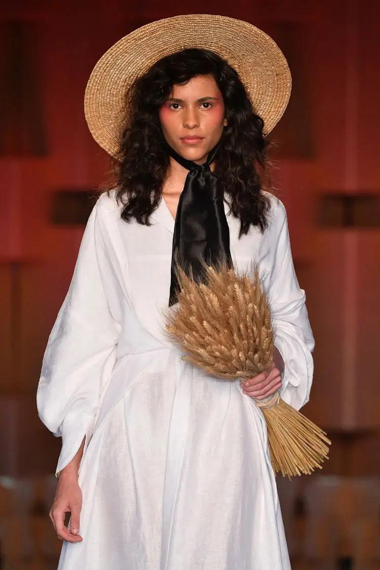 BEFW- modelo usa vestido branco e chapéu de palha BEFW