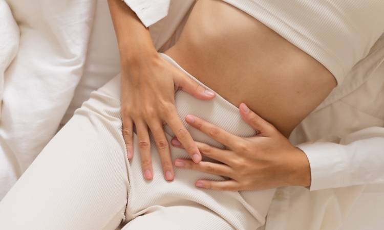 Mulher com cólica causada pela endometriose.
