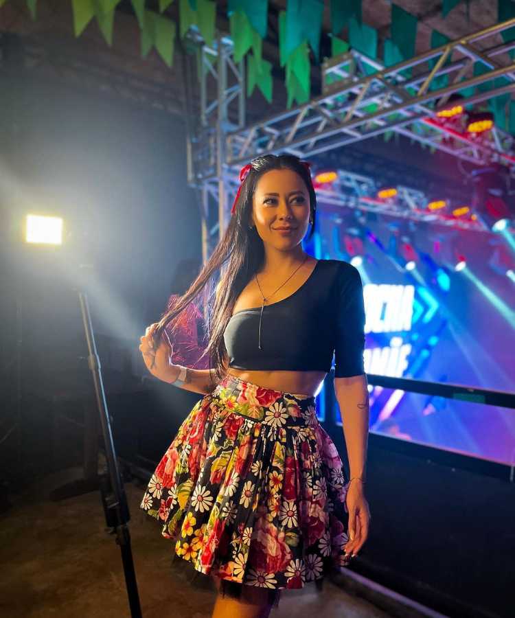 Mulher com cropped preto + saia florida de são joão
