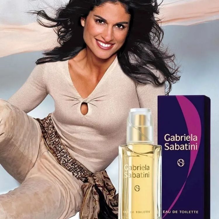 Foto de Gabriela Sabatini de look bege, frasco e embalagem do perfume 