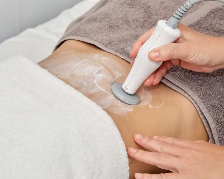 Mulher fazendo tratamento estético lipocavitação