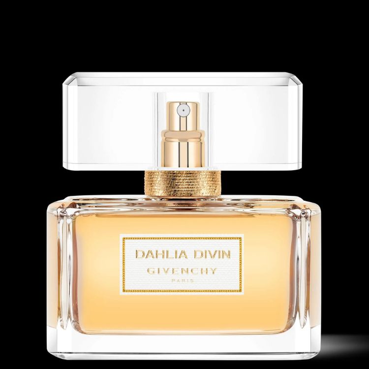 Um frasco de perfume "DAHLIA DIVIN" da Givenchy, de formato retangular e líquido dourado. Com uma tampa transparente e detalhes dourados, a embalagem minimalista e luxuosa evoca sofisticação e glamour - perfumes femininos amadeirados.