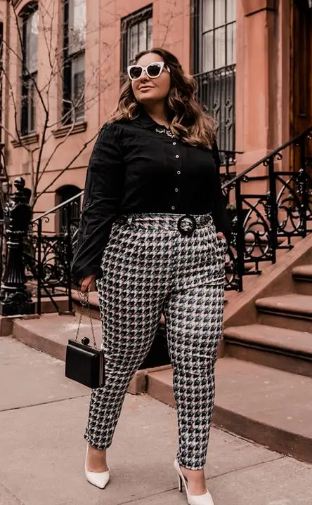Camisa preta com calça pied-de-poules