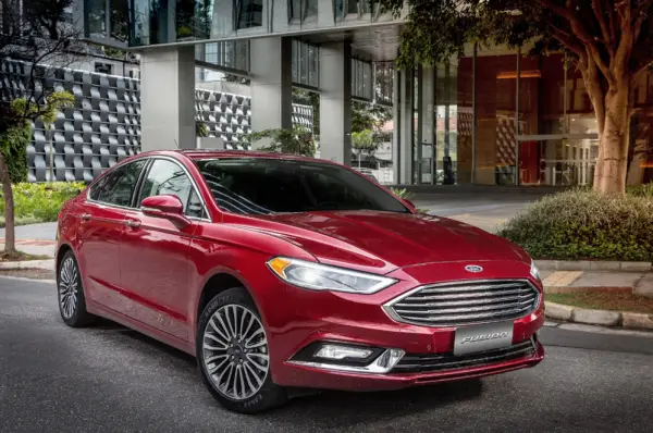 ford-fusion-hybrid-2017-cai-pra-dentro