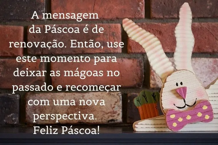 Parede de tijolos à vista com enfeite de coelho e frase: A mensagem da Páscoa é de renovação. Então, use este momento para deixar as mágoas no passado e recomeçar com uma nova perspectiva. Feliz Páscoa!