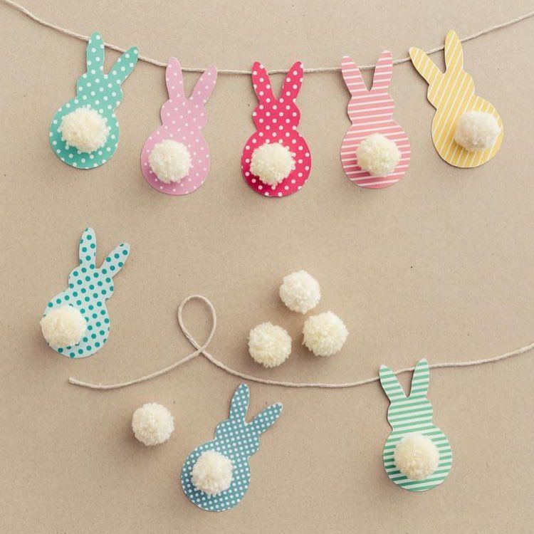 Varal de coelhos coloridos feitos de papel e pompom