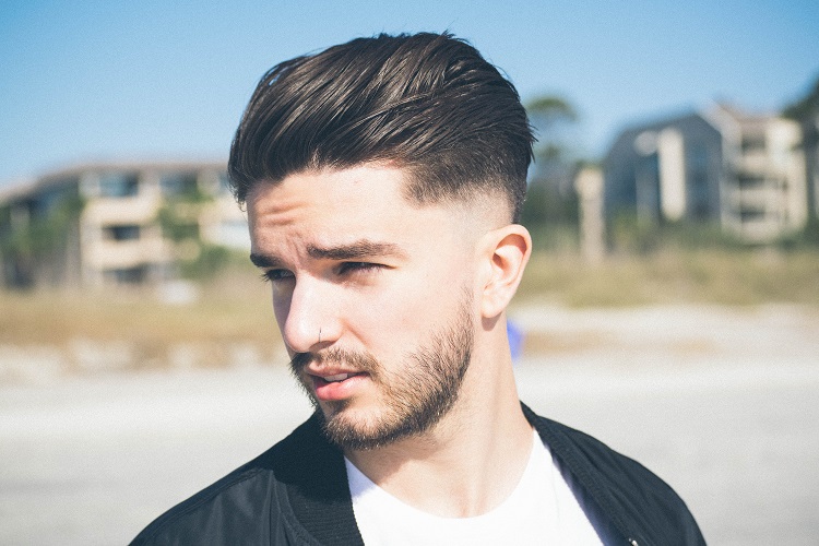 homem com corte de cabelo masculino 2021 penteado para trás