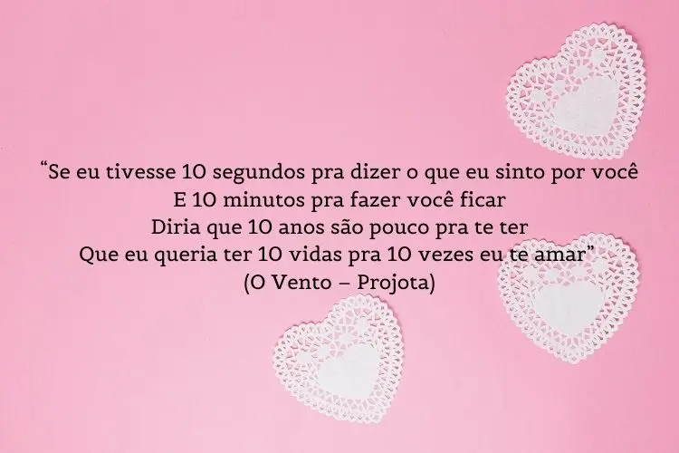 Cartão virtual de fundo rosa com corações brancos de crochê e frase “Se eu tivesse 10 segundos pra dizer o que eu sinto por você / E 10 minutos pra fazer você ficar / Diria que 10 anos são pouco pra te ter / Que eu queria ter 10 vidas pra 10 vezes eu te amar” (O Vento – Projota)