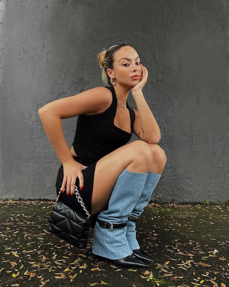 bota preta com capa jeans