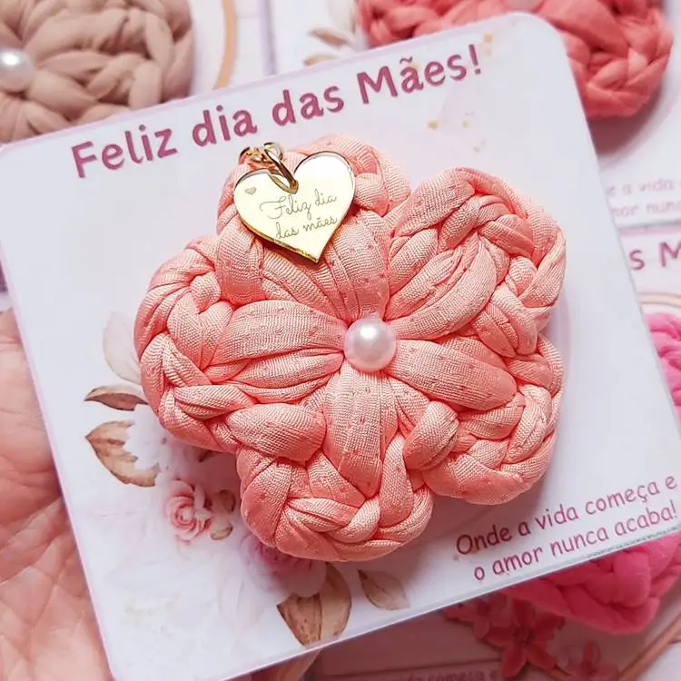 Lembrancinha de Dia das mães cartão com frase e chaveirinho de flor de crochê