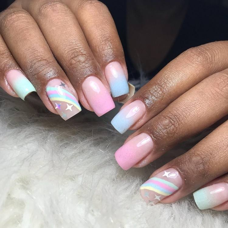 Foto unhas arco-íris com tons pastéis.
