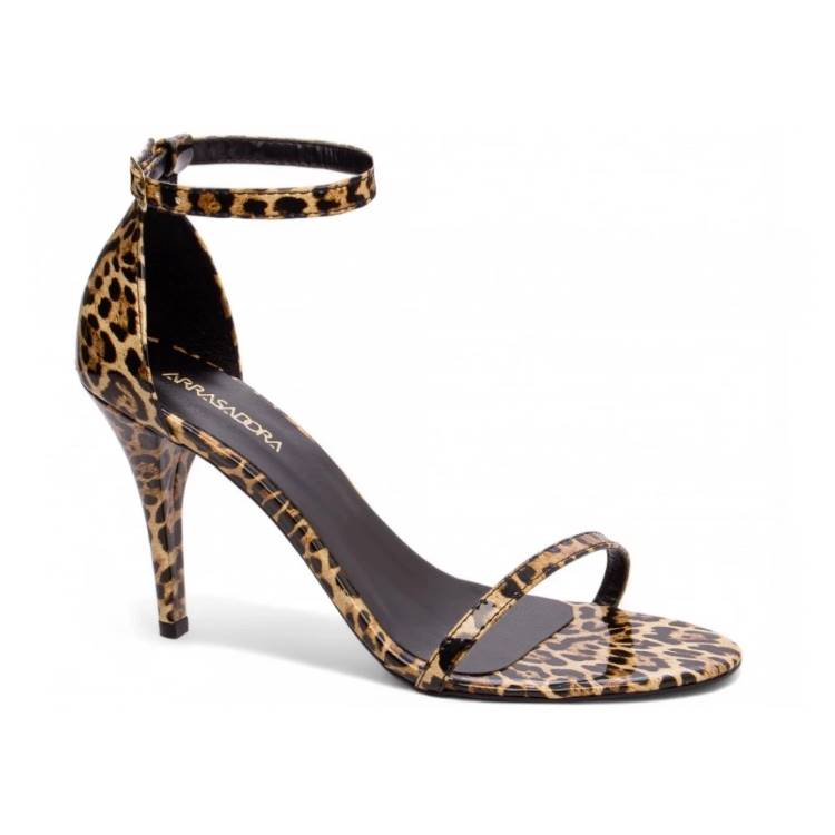 Uma sandália feminina de salto alto com estampa de leopardo é exibida. Possui tiras finas no tornozelo e nos dedos, e um salto agulha, tornando este sapato feminino tamanho grande perfeito para adicionar um toque selvagem e elegante a qualquer look.