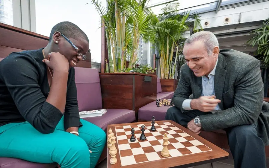 Phiona jogando xadrez rainha de katwe