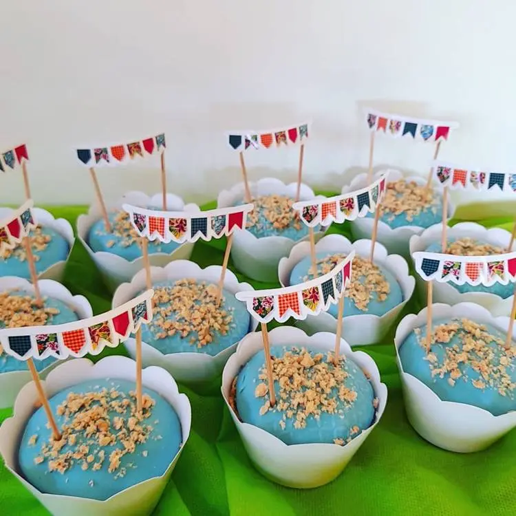 Bolinhos de São João azuis com farofa de paçoca e varal de bandeirinhas