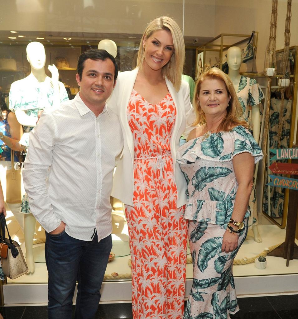 Ana Hickmann com dois integrantes da sua loja de roupas.