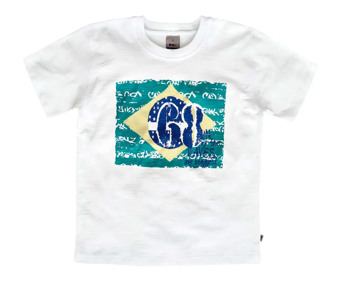 Blusa adornada com a bandeira do Brasil.
