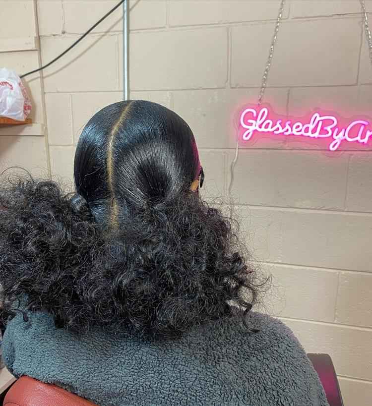 mulher com dois rabos de cavalo baixo em cabelo preto cacheado
