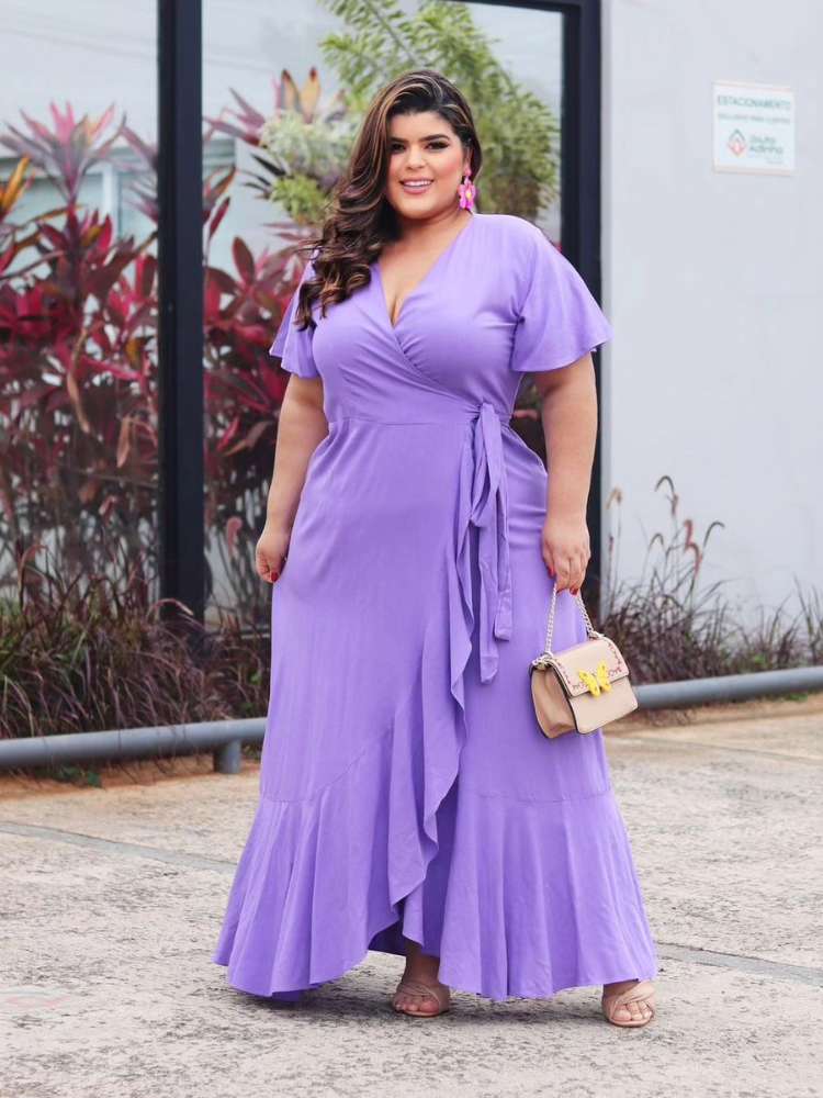 Mulher exibe vestido para casamento