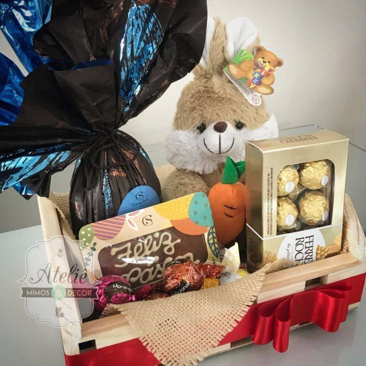 Cesta de Páscoa com coelho de pelúcia, doces e ovo