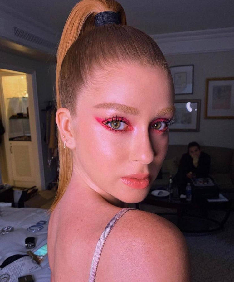 Marina Ruy Barbosa usando delineado invertido rosa 