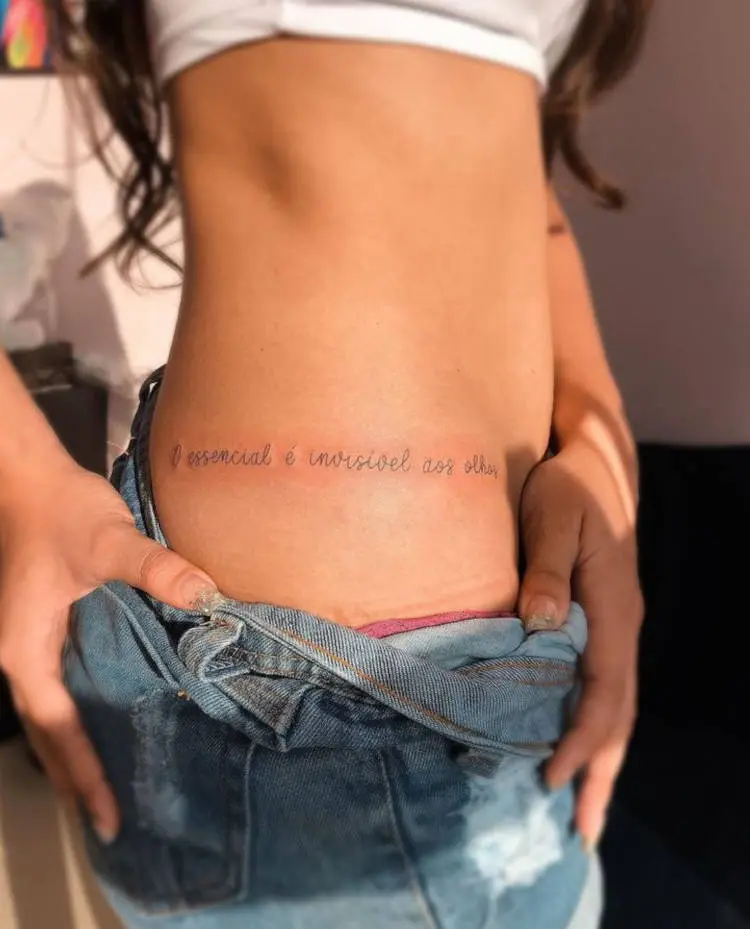 Frase do livro O pequeno príncipe me tatuagem na cintura