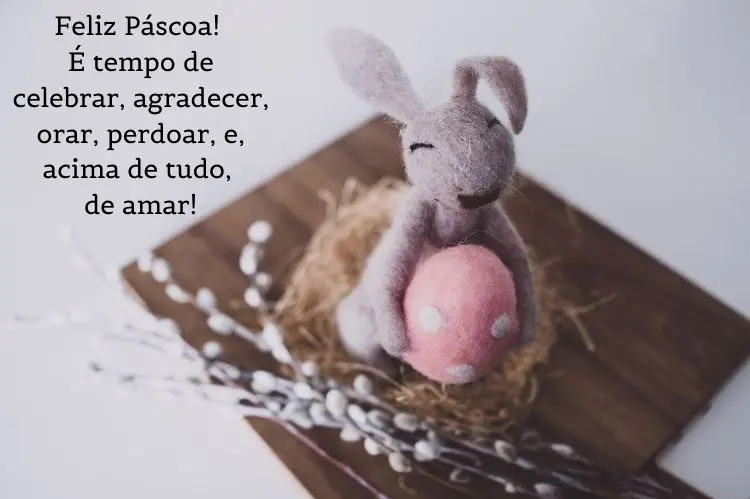 Foto de enfeite de coelho e frase: Feliz Páscoa! É tempo de celebrar, agradecer, orar, perdoar, e, acima de tudo, de amar!