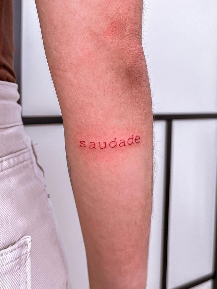 tatuagem com a palavra "saudade".