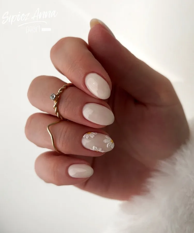 Inspirações de unhas brancas decoradas com filha única de flores