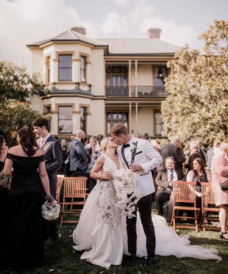 Noivos e convidados de casamento em casa histórica